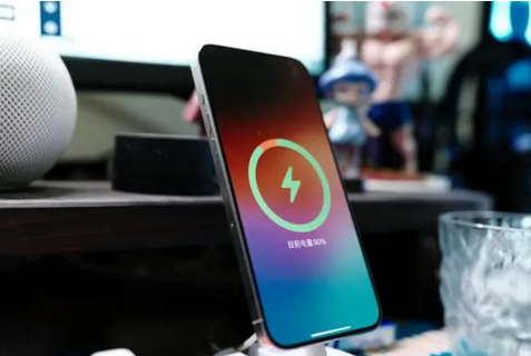 皂市镇苹果15换屏服务分享用什么充电器给iPhone15充电更好 